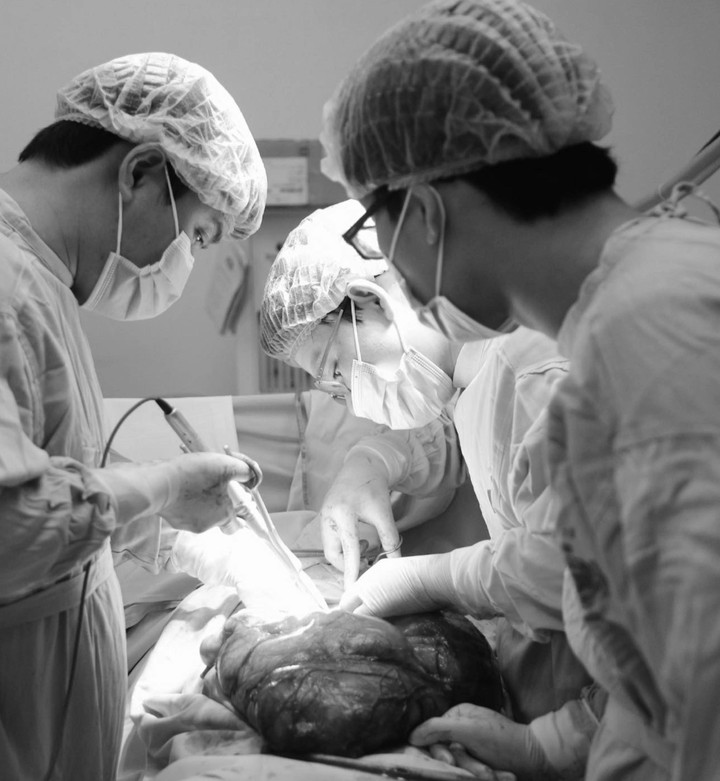 Các bác sĩ phẫu thuật cho bệnh nhân.