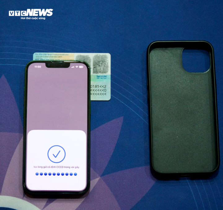 Điều chỉnh vị trí điện thoại và CCCD sao cho hộp thoại xác nhận hiện ra. Để dễ thao tác, bạn có thể tạm thời tháo bỏ ốp. Ốp điện thoại thường không ảnh hưởng đến tín hiệu, nhưng tốt nhất vẫn nên tạm thời bỏ ra, nhất là các loại ốp quá dày.