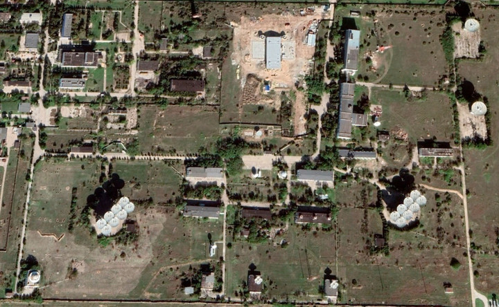 Có khoảng 20 chảo ăng-ten, bao gồm hai mảng lớn, mỗi mảng tám ăng-ten, tại cơ sở truyền thông không gian của Nga ở Vitino, Crimea.