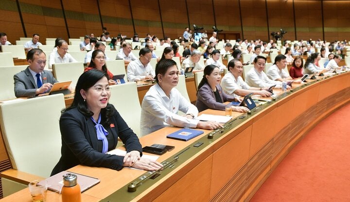 Các đại biểu Quốc hội bấm nút biểu quyết thông qua dự án luật tại Kỳ họp thứ 7, Quốc hội khóa XV. (Ảnh: quochoi.vn)
