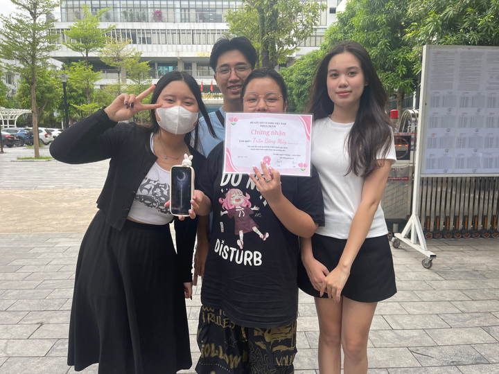 Nhóm bạn chụp hình kỷ niệm trước điểm thi THCS Kim Giang. (Ảnh: Thu Trang)