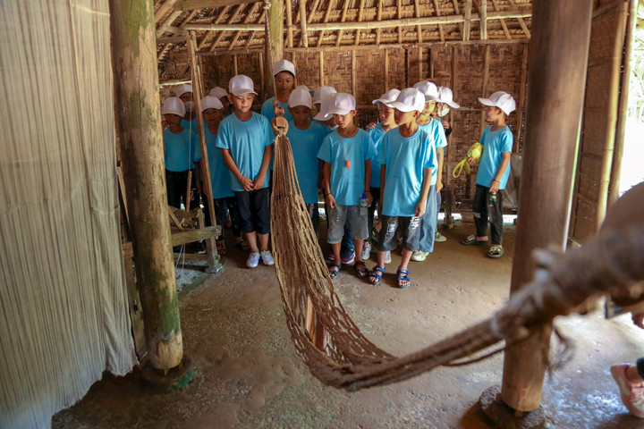 Các em nhỏ thường có cơ hội đến khu di tích lịch sử Kim Liên tham quan để biết thêm về lịch sử. (Ảnh: Báo Nghệ An)