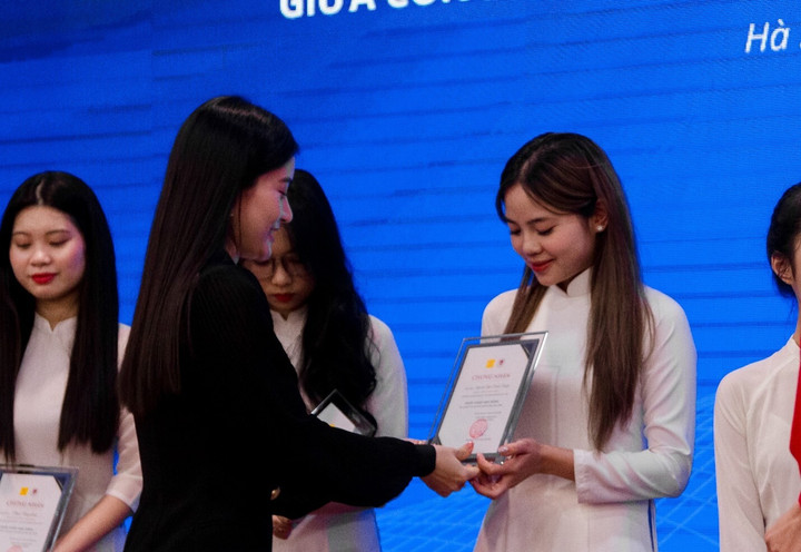 Đại diện Chicilon Media trao những suất học bổng cho sinh viên trường ĐH Kinh tế - ĐHQGHN.