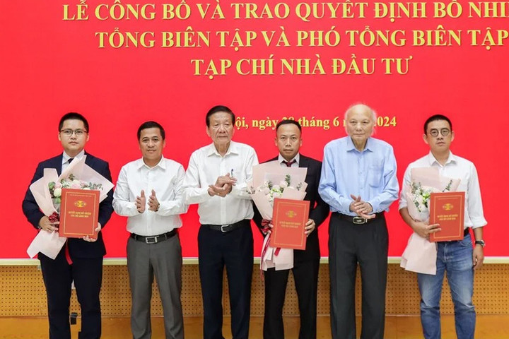 Ban Biên tập Tạp chí Nhà đầu tư nhiệm kỳ mới chụp ảnh lưu niệm cùng Lãnh đạo Hiệp hội Doanh nghiệp Đầu tư nước ngoài. (Ảnh: Tạp chí Nhà đầu tư)