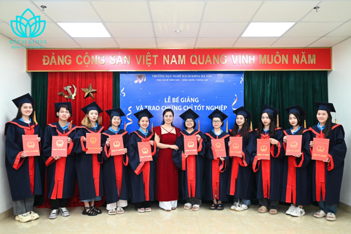 Lễ tốt nghiệp của học viên Bách Khoa Beauty Academy.