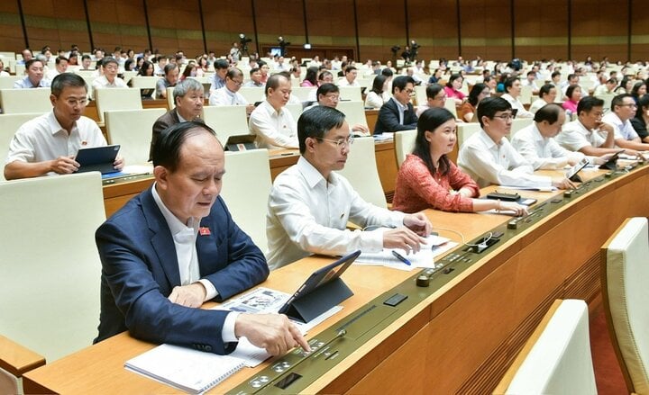 Các đại biểu Quốc hội bấm nút biểu quyết thông qua Dự thảo Luật Thủ đô (sửa đổi).