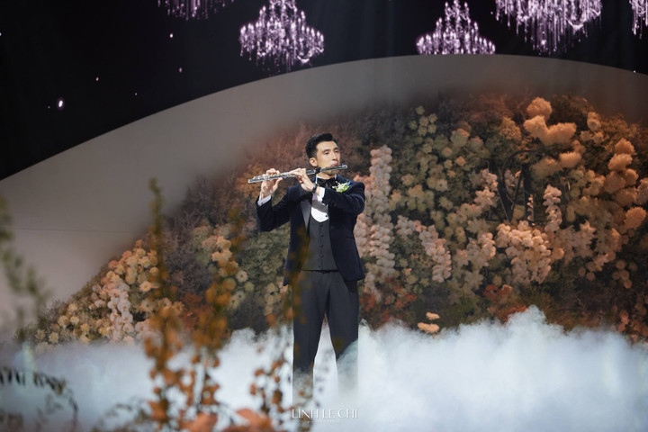 Chồng Midu thổi sáo trên nền nhạc ca khúc My heart will go on.