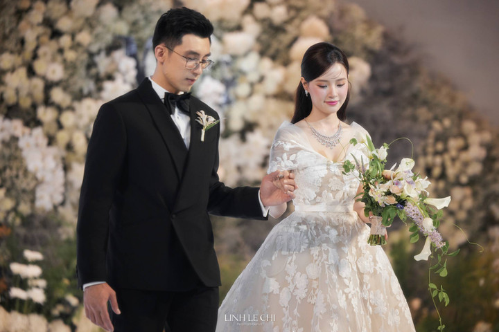 Midu sánh đôi bên ông xã.