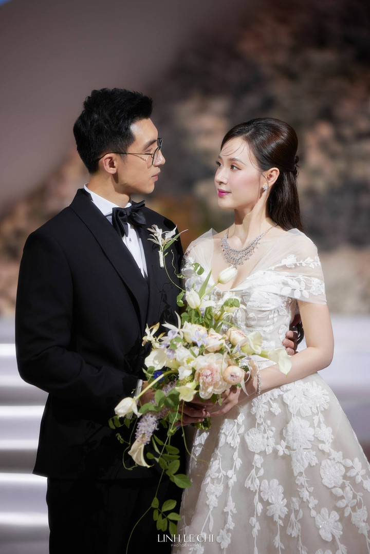 Cả hai trao nhau ánh nhìn tình tứ.