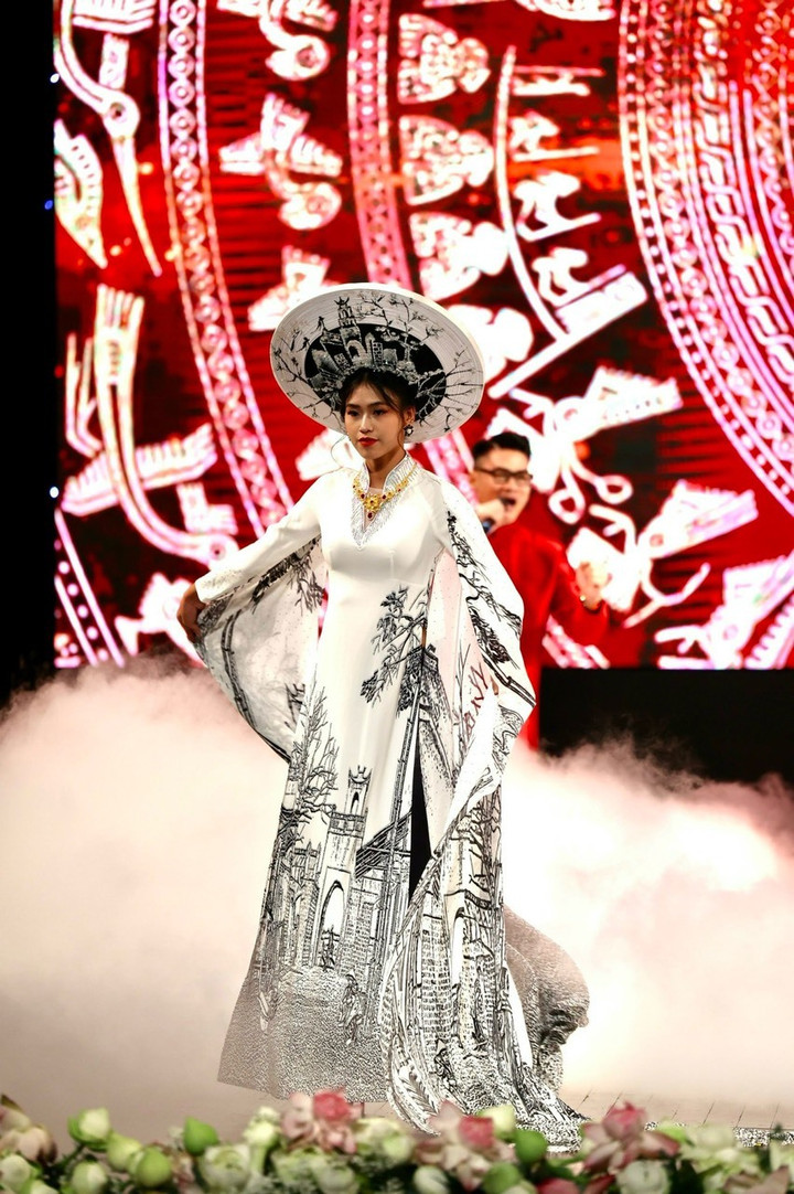 Trong khuôn khổ lễ ra mắt, khán giả cũng được thưởng thức, khám phá vẻ đẹp của áo dài thông qua các bộ sưu tập như "Chạm sắc xưa"; "Di sản ngàn năm" và "Chạm nét xưa". Các bộ sưu tập áo dài khéo léo lồng ghép những biểu tượng dân gian hay lấy cảm hứng từ vẻ đẹp của các di sản nổi tiếng của Việt Nam như Tràng An, phố cổ Hội An, vịnh Hạ Long, cồng chiêng Tây Nguyên, Hoàng thành Thăng Long,... gây ấn tượng với khán giả.