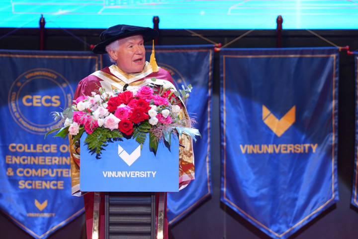 GS. David Neil Payne, nhà khoa học nổi tiếng thế giới với thành tựu hơn 50 năm nghiên cứu quang học, chia sẻ tại Lễ tốt nghiệp: “Tất cả các em đều có thể phấn đấu để trở thành chủ nhân của giải thưởng VinFuture trong tương lai và tôi hiểu rằng một tỷ lệ đáng kể trong số các em đang trên đường đến điều đó, vì sau khi tốt nghiệp các em sẽ bước vào các công ty khởi nghiệp hoặc có những phát minh, dự án của riêng mình”.