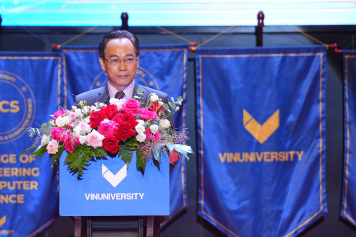 Ghi nhận sự đóng góp của một trường đại học tư thục dù còn non trẻ trong sự phát triển chung của giáo dục đại học Việt Nam, Thứ trưởng Bộ GD&ĐT, PGS.TS Hoàng Minh Sơn chúc mừng những thành quả mà VinUni đã đạt được.