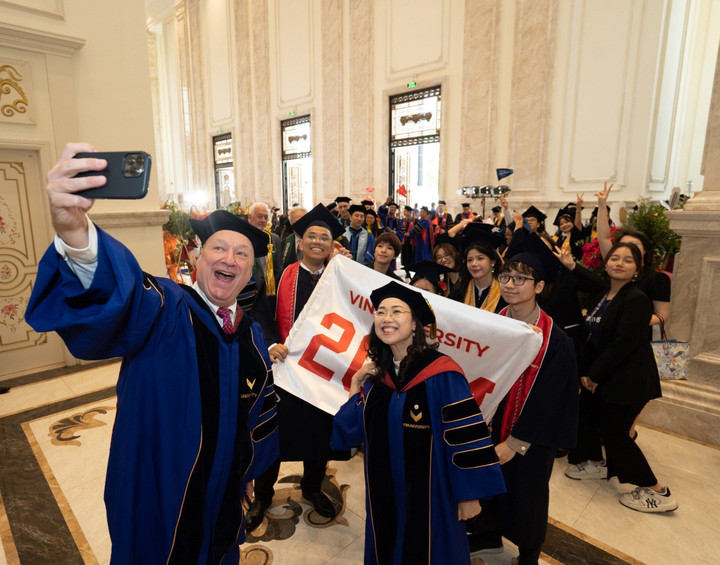 Lễ tốt nghiệp đầu tiên của trường Đại học VinUni đã mở ra một chặng đường mới đầy triển vọng cho các tân cử nhân.