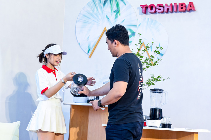 Khách hàng tham gia trài nghiệm cối xay Tritan.