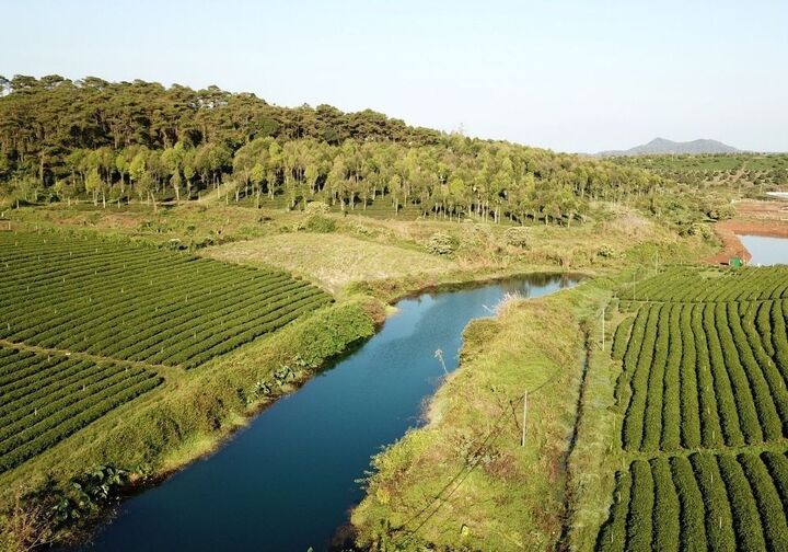 Khung cảnh sông nước hòa với trời mây vô cùng hùng vĩ.