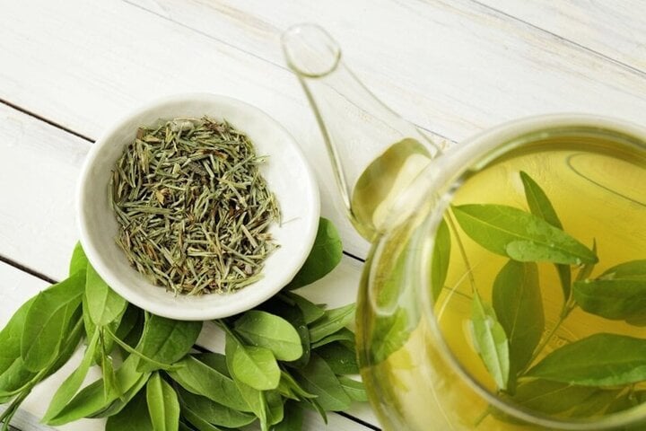 Trà xanh là một trong những loại trà đốt cháy mỡ bụng hữu hiệu. (Ảnh: Pinterest)