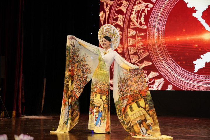 Các tà áo dài được làm từ chất liệu vải tơ lụa, có độ bay nhẹ nhàng đã tạo nên sự sống động trên sân khấu và tôn vinh vẻ đẹp của người phụ nữ Việt Nam.