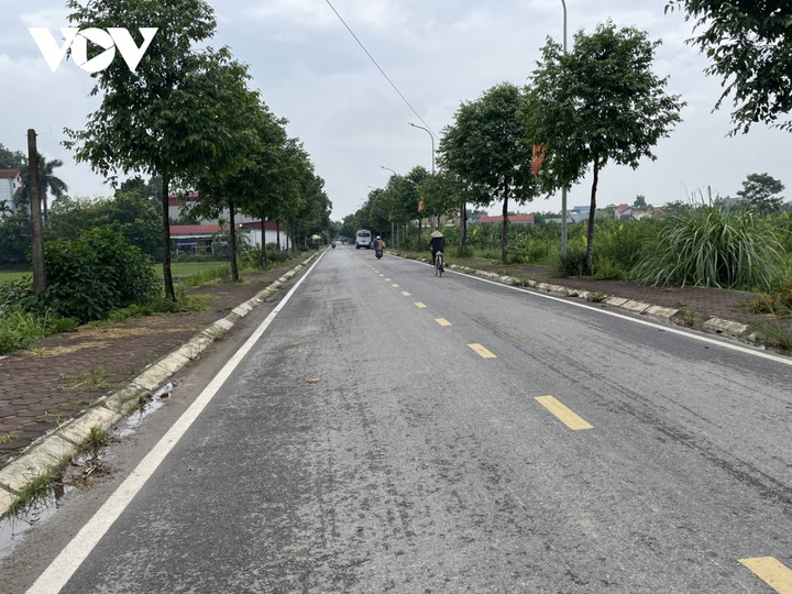 Con đường dẫn vào làng Trinh Tiết đã được bê tông hóa, xanh, sạch, đẹp.