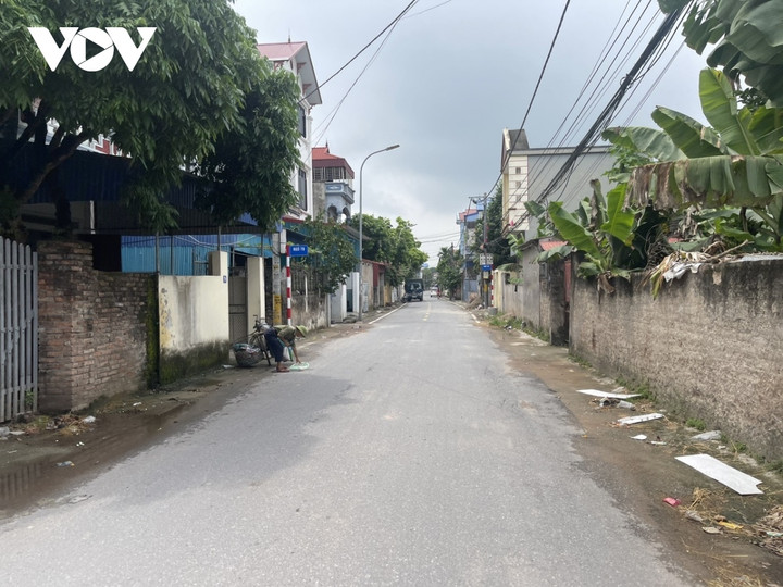 Làng Trinh Tiết đã đổi thay nhiều, khang trang hơn, bề thế hơn với những ngôi nhà cao tầng mọc lên san sát.