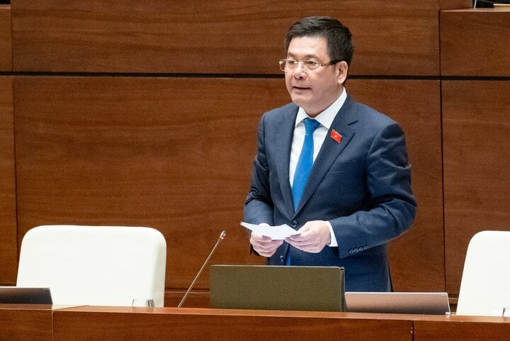 Bộ trưởng Công Thương Nguyễn Hồng Diên tại phiên chất vấn.