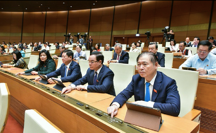 Các Đại biểu Quốc hội bấm nút biểu quyết thông qua Luật Bảo hiểm xã hội (sửa đổi). (Ảnh quochoi.vn).