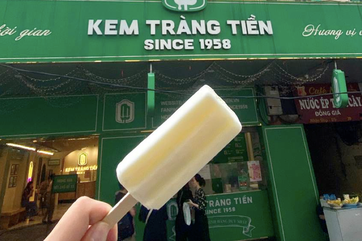 Cửa hàng kem Tràng Tiền.