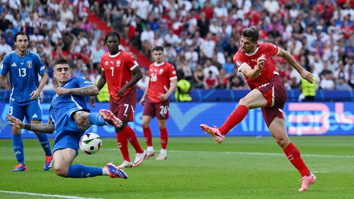 Không cầu thủ nào của Italy theo kèm Freuler. (Ảnh: Reuters)