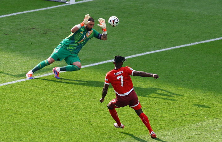 Embolo bỏ lỡ cơ hội. (Ảnh: Reuters)