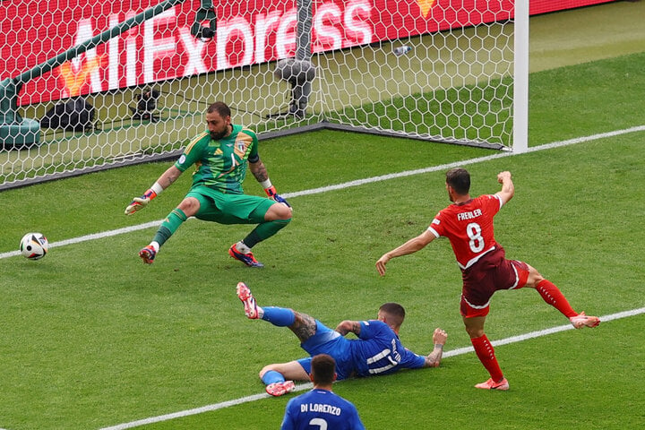 Remo Freuler ghi bàn mở tỷ số trong chiến thắng 2-0 của Thụy Sỹ trước Italy.