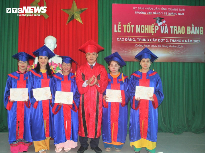 57 SV Trường CĐ Y tế Quảng Nam nhận bằng tốt nghiệp.