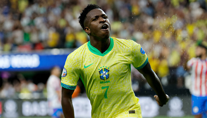 Vinicius lập cú đúp cho Brazil.