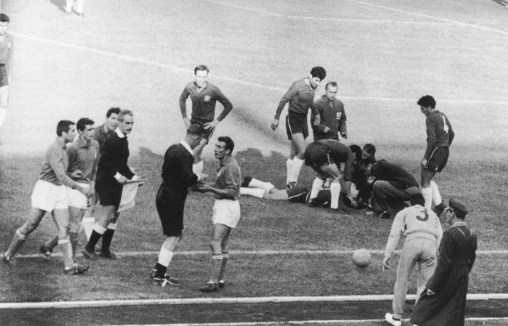 Italy trở lại World Cup 1962 tổ chức tại Chile. Trước đội tuyển chủ nhà bị đánh giá yếu hơn, Italy bất ngờ thua 0-2 do nhận 2 thẻ đỏ của Giorgio Ferrini và Mario David. Italy sau đó thắng 3-0 Thụy Sĩ nhưng không đủ điều kiện vượt qua vòng bảng.