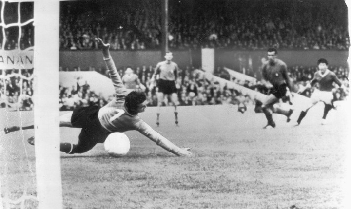 Tại vòng bảng World Cup 1966, Italy rơi vào bảng đấu không khó. Họ thắng Chile ở trận ra quân, thua Liên Xô trong trận tiếp theo. Ở trận cuối, một trận thắng trước Triều Tiên là đủ để Azzurri đi tiếp. Tuy nhiên, Italy bất ngờ thua 0-1 bởi bàn thắng của Pak Doo-Ik và bị loại.
