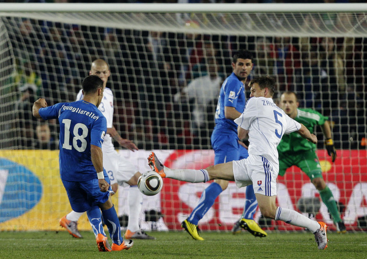 Italy đến World Cup 2010 ở Nam Phi với tâm thế của nhà đương kim vô địch. Họ tự tin khi có sự trở lại của HLV Marcelo Lippi. Bên cạnh đó, Azzurri rơi vào bảng đấu thuận lợi với Paraguay, New Zealand và Slovakia. Tuy nhiên, Italy gây thất vọng lớn khi lần lượt hòa 1-1 Paraguay, hòa 1-1 New Zealand và đặc biệt là thất bại 2-3 trước Slovakia, qua đó bị loại với vị trí cuối bảng.