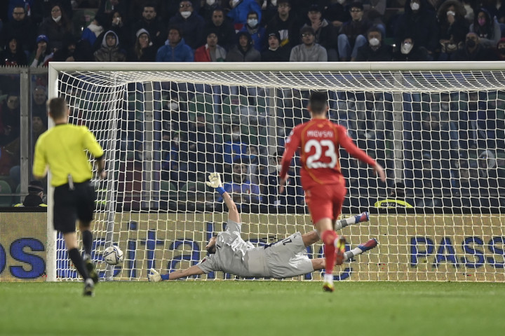 Italy một lần nữa khiến thế giới phải ngỡ ngàng khi không vượt qua vòng loại World Cup 2022. Trước đó một năm, đội bóng của Roberto Mancini vô địch EURO. Trong trận play-off, Italy được đánh giá cao hơn nhiều Macedonia. Song, Azzurri thua sốc bởi pha lập công duy nhất của Aleksandar Traikovski và bị loại.