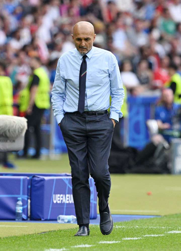 HLV Luciano Spalletti thất thần trước khu vực kỹ thuật.