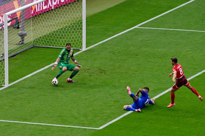 Italy chơi không tốt ở EURO 2024. Họ may mắn vượt qua vòng bảng nhờ bàn thắng ở phút cuối của Mattia Zaccagni trong trận gặp Croatia. Ở vòng 1/8, họ thua bạc nhược 0-2 trước Thụy Sĩ.