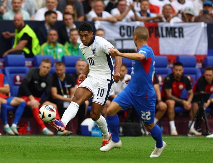 Trận đấu khởi đầu sôi nổi. (Ảnh: Reuters)