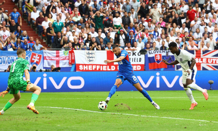 Hàng thủ đội tuyển Anh bị đánh bại dễ dàng. (Ảnh: Reuters)