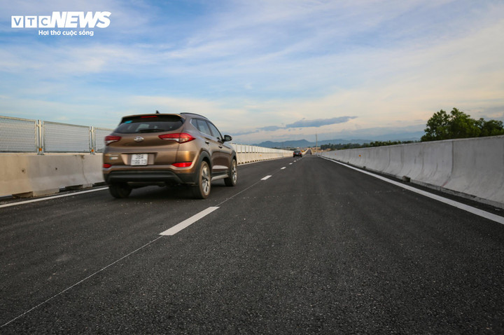 Cao tốc Diễn Châu - Bãi Vọt đưa vào khai thác từ sáng 30/6. (Ảnh: Trọng Tùng)