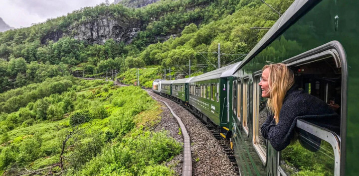 Du lịch bằng tàu hỏa luôn đem lại một cảm giác rất khác lạ.