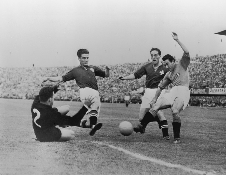 Ở vòng bảng World Cup 1954, đội tuyển Italy dưới sự dẫn dắt của Lajos Czeizler hai lần liên tiếp nhận thất bại trước Thụy Sĩ (1-2 và 1-4), qua đó bị loại từ vòng bảng. Khi ấy, Thụy Sĩ được dẫn huấn luyện bởi Karl Rappan - cha đẻ của trường phái bóng đá phòng ngự catenaccio.