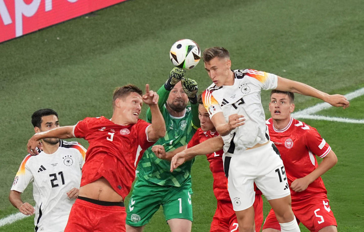 Schmeichel thi đấu ấn tượng.