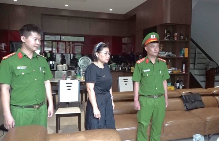 Bị can Nguyễn Thị Lam bị khởi tố về tội “Lợi dụng chức vụ, quyền hạn trong khi thi hành công vụ”.