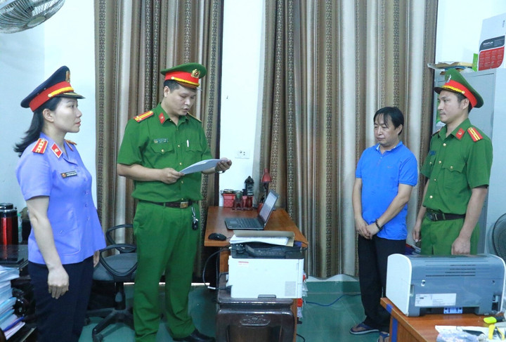 Công bố quyết định khởi tố và đọc lệnh bắt bị can để tạm giam đối với Phan Hồng Sơn.