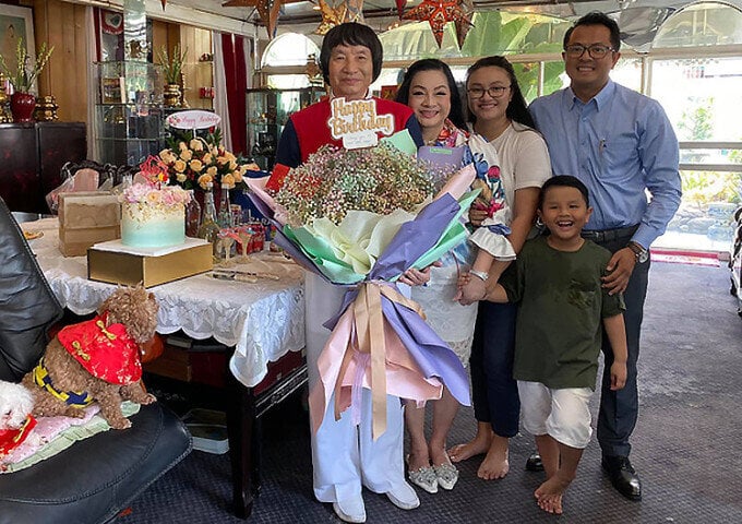 NSND Minh Vương (trái) đón tuổi mới bên vợ và gia đình con gái. Ngoài sinh nhật chính, ông còn chọn 1/7 - ngày ông được ghép thận năm 2012 làm ngày sinh thứ hai.