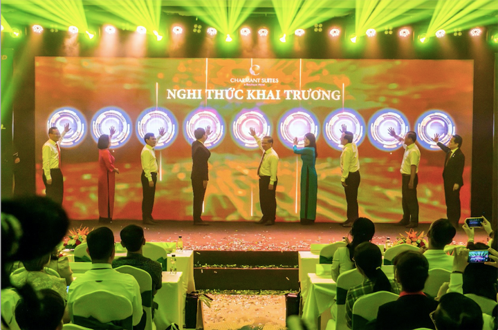 Đại biểu thực hiện nghi thức khai trương khách sạn Charmant Suites Cần Thơ.