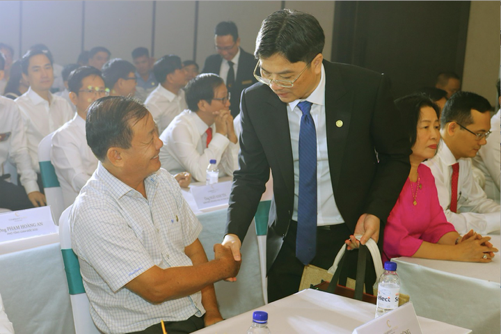 Ông Phạm Hoàng An - Phó Tổng Giám đốc SCID - Chủ tịch khách sạn Cahrmant Suites Cần Thơ tặng quà cho các đại biểu và khách mời tham dự chương trình.