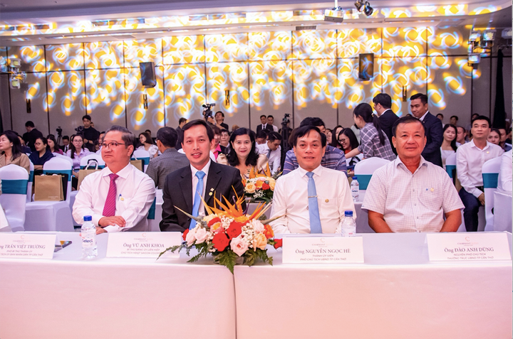 Ông Vũ Anh Khoa - Chủ tịch HĐQT Saigon Co.op - Chủ tịch HĐQT SCID cùng lãnh đạo Thành phố Cần Thơ tham dự lễ khai trương khách sạn Charmant Suites Cần Thơ.