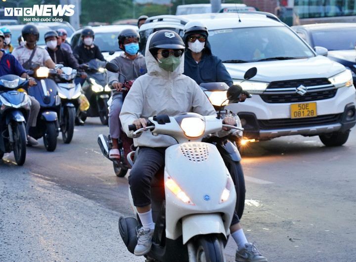 Thời tiết TP.HCM hôm nay 30/6, mây thay đổi, sáng đến trưa trời nắng nóng, nhiệt độ cao nhất khoảng 34 độ C.